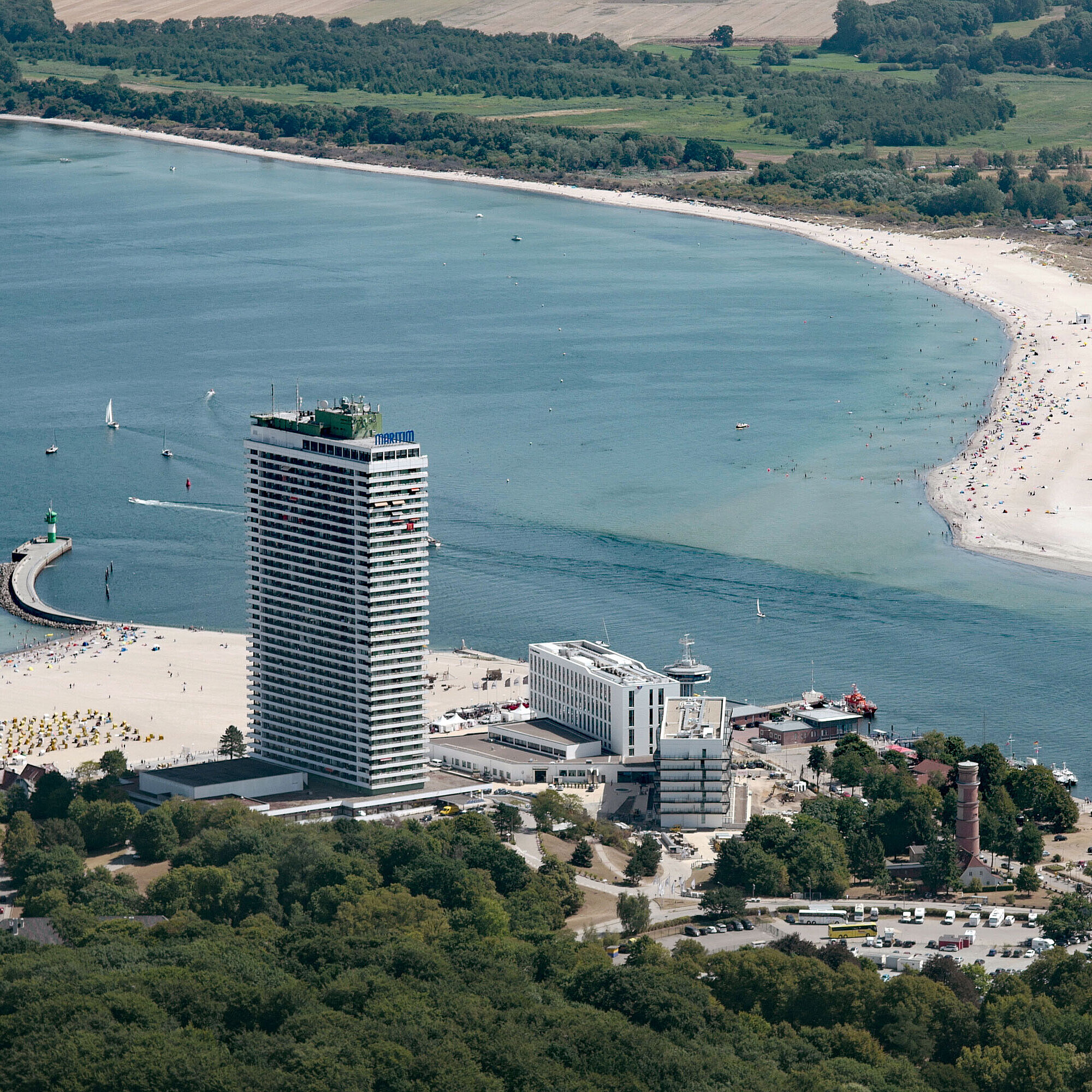 Außenansicht Luftaufnahme des Maritim Hotel Travemünde direkt am Strand mit Blick auf die Lübecker Bucht
