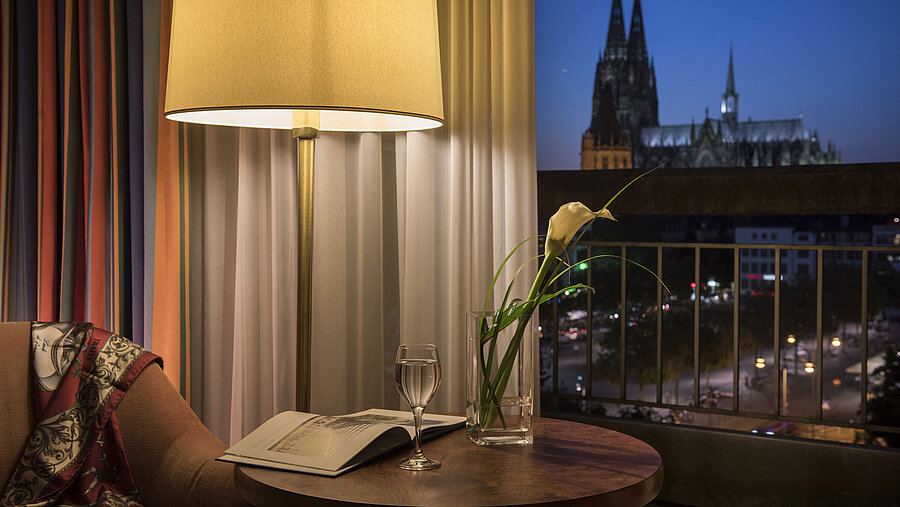Superior-Zimmer im Maritim Hotel Köln bei Nacht mit romantischem Blick auf den beleuchteten Kölner Dom.
