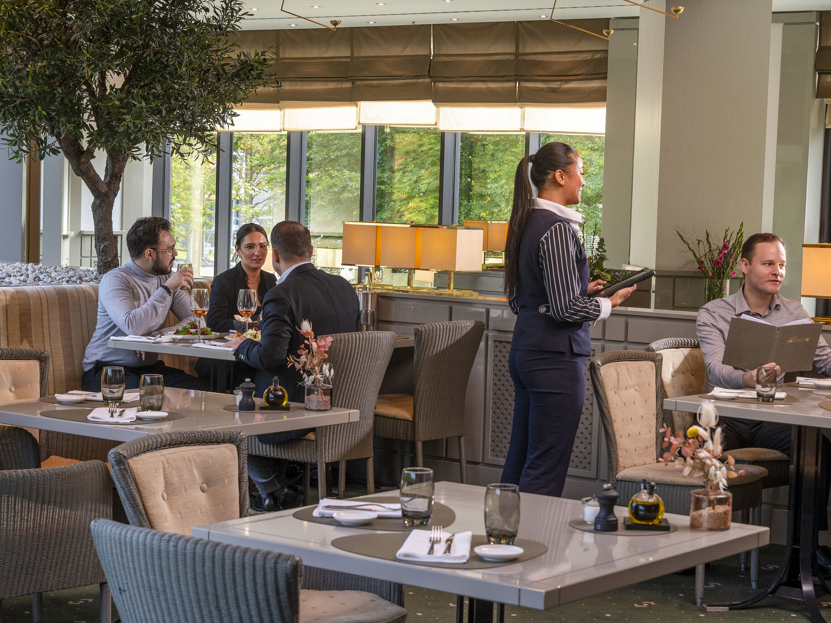 Restaurant Bottaccio im Maritim Hotel Düsseldorf mit eleganter Einrichtung, Gästen beim Essen und freundlichem Servicepersonal.