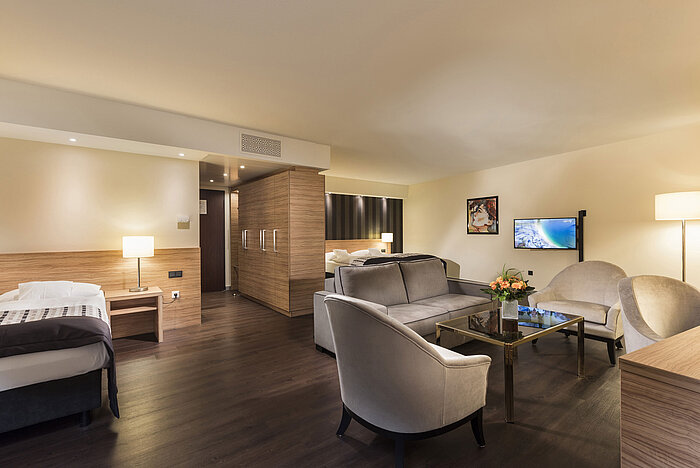  Elegante Suite im Maritim Hotel Königswinter mit modernem Wohnbereich und luxuriöser Einrichtung.
