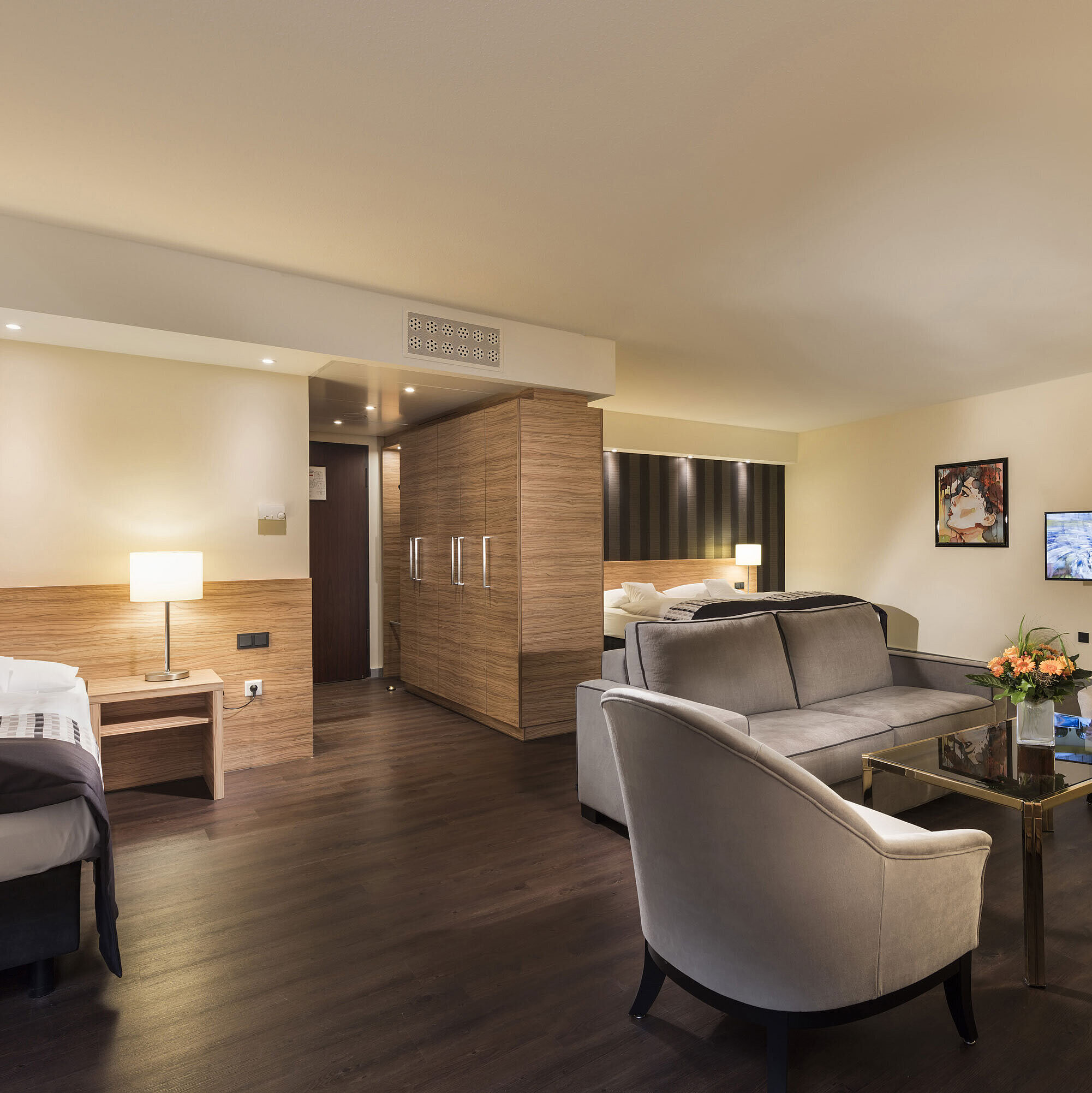 Allergikerzimmer Elegante Suite im Maritim Hotel Königswinter mit modernem Wohnbereich und luxuriöser Einrichtung.