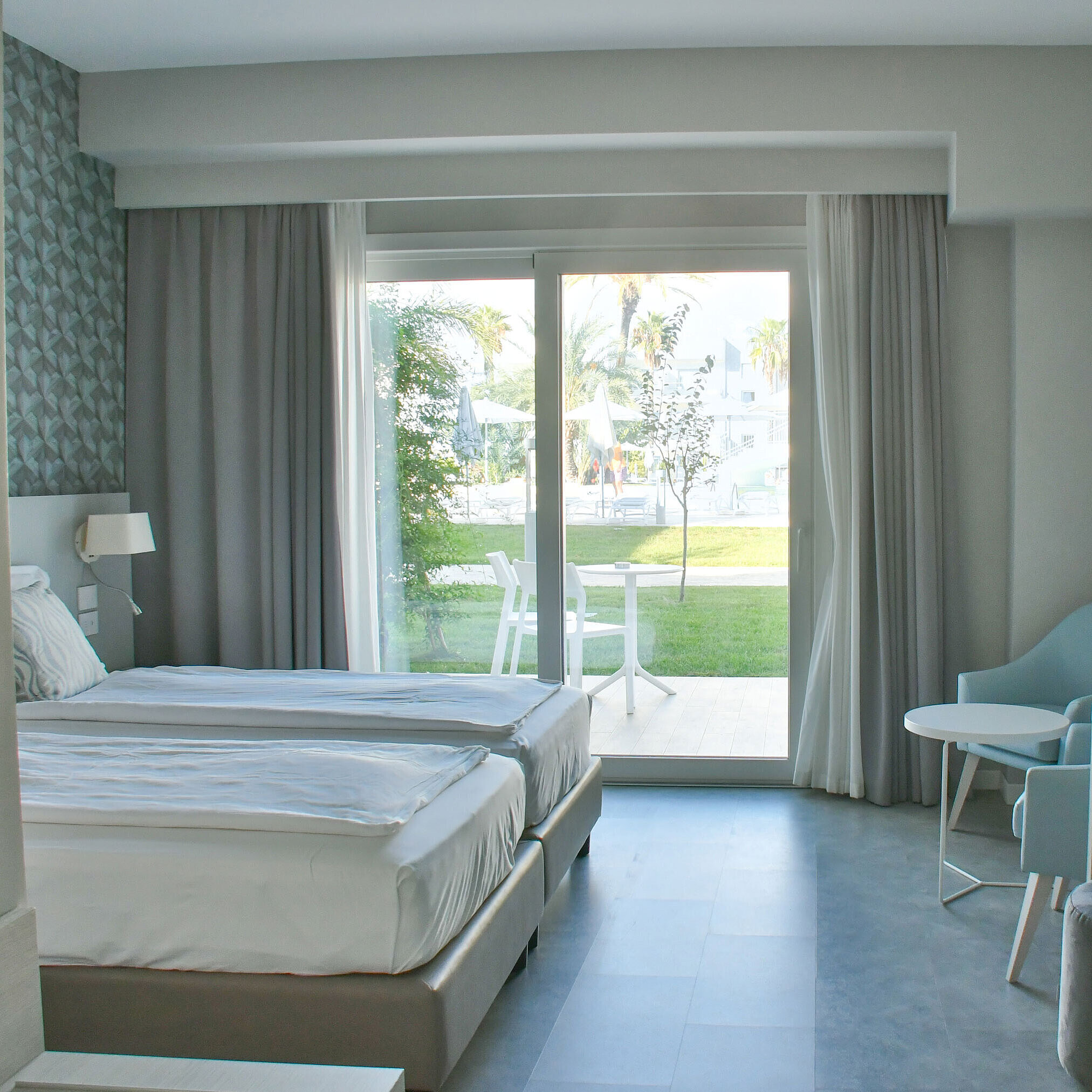 Helles Zimmer im Maritim Resort Calabria mit Terrasse und Blick ins Grüne