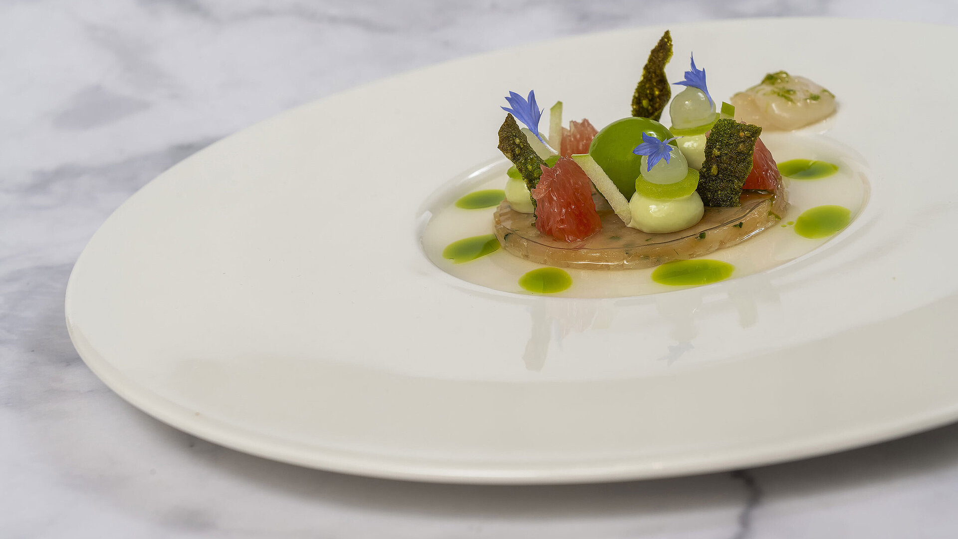 Gericht mit Jakobsmuscheln Gericht mit Jakobsmuscheln und kunstvoller Präsentation in der Orangerie im Maritim Hotel Timmendorfer Strand.