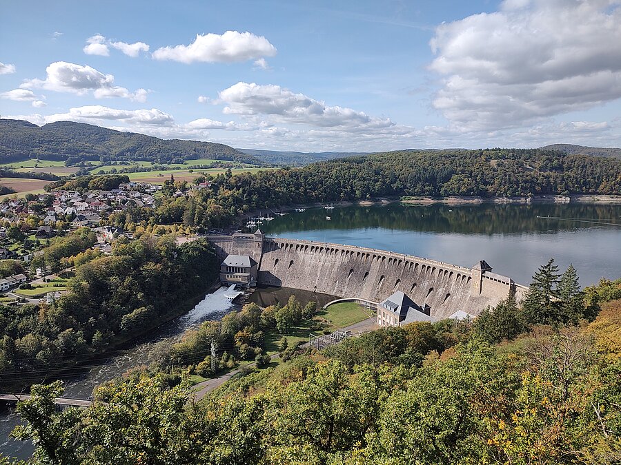 Blick auf die Edertalsperre bei Bad Wildungen mit umliegendem See, Wäldern und Dörfern im Sonnenschein