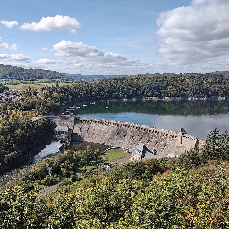 Blick auf die Edertalsperre bei Bad Wildungen mit umliegendem See, Wäldern und Dörfern im Sonnenschein
