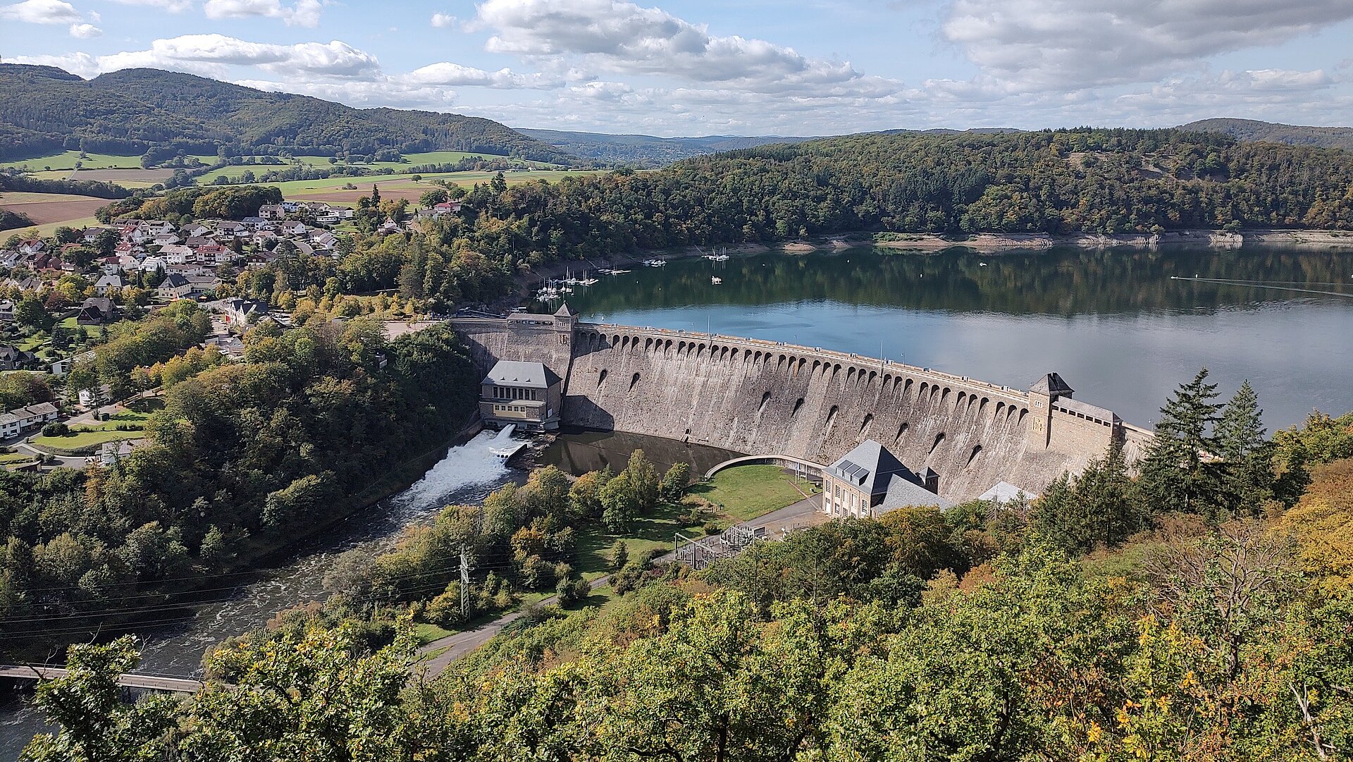 Blick auf die Edertalsperre bei Bad Wildungen mit umliegendem See, Wäldern und Dörfern im Sonnenschein