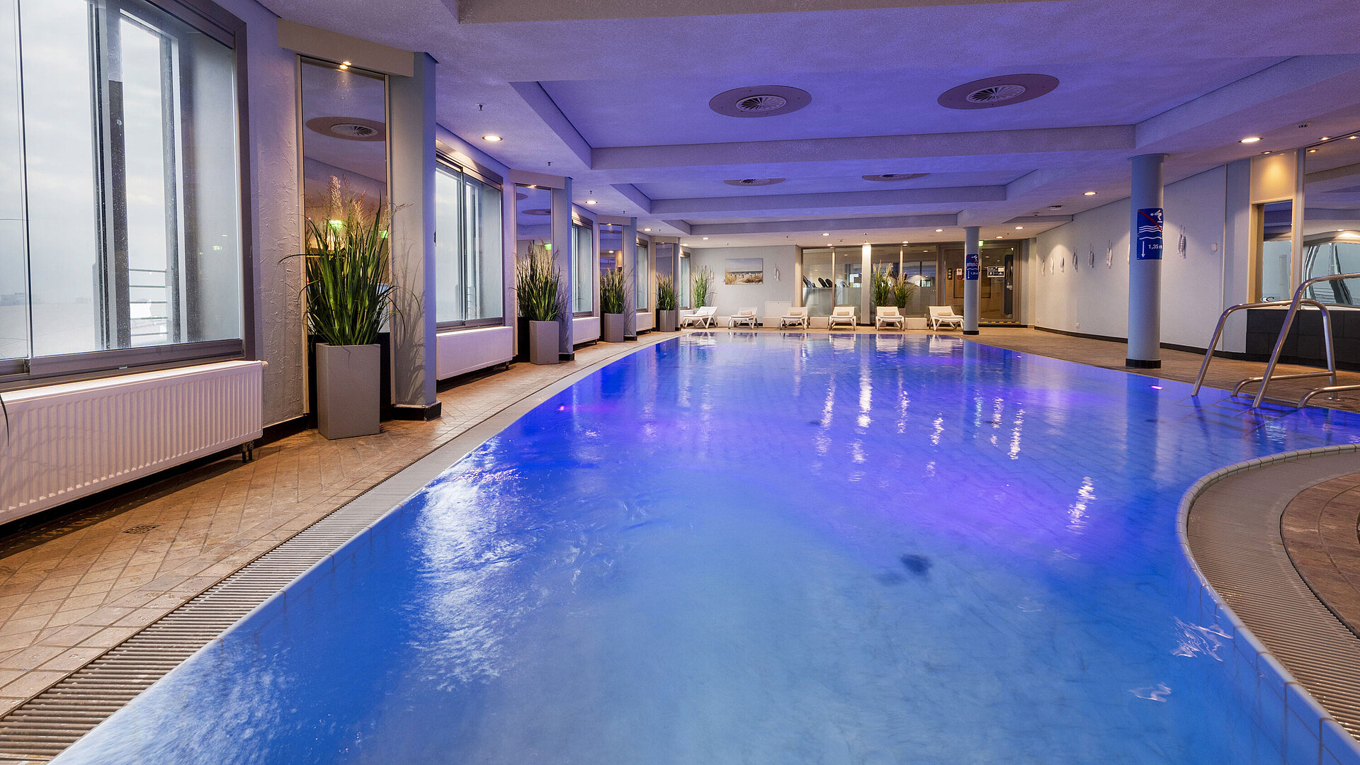 Pool Beleuchteter Indoor-Pool im Maritim Hotel Frankfurt mit entspannter Atmosphäre und Panoramafenstern.