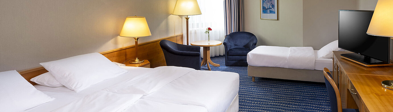 Classic Familienzimmer mit zwei Betten, Schreibtisch, Flachbildfernseher 