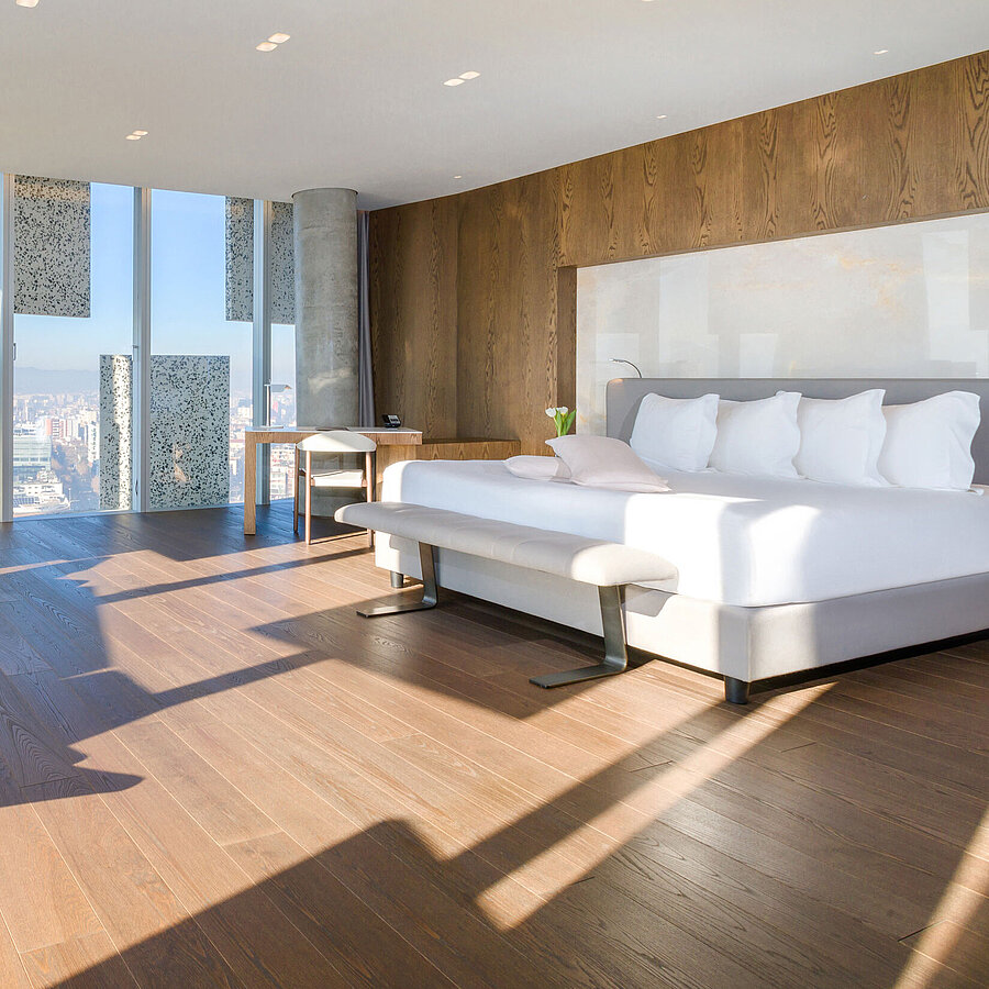 Helle Panorama Suite mit Stadtblick und Designmöbeln im Maritim Hotel Plaza Tirana