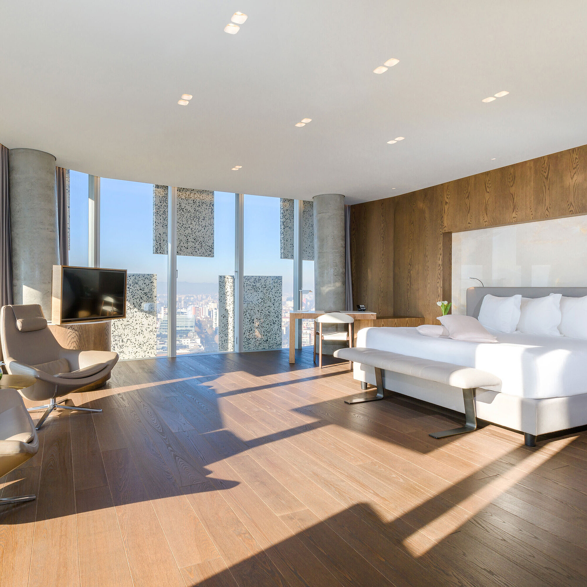 Helle Panorama Suite mit Stadtblick und Designmöbeln im Maritim Hotel Plaza Tirana
