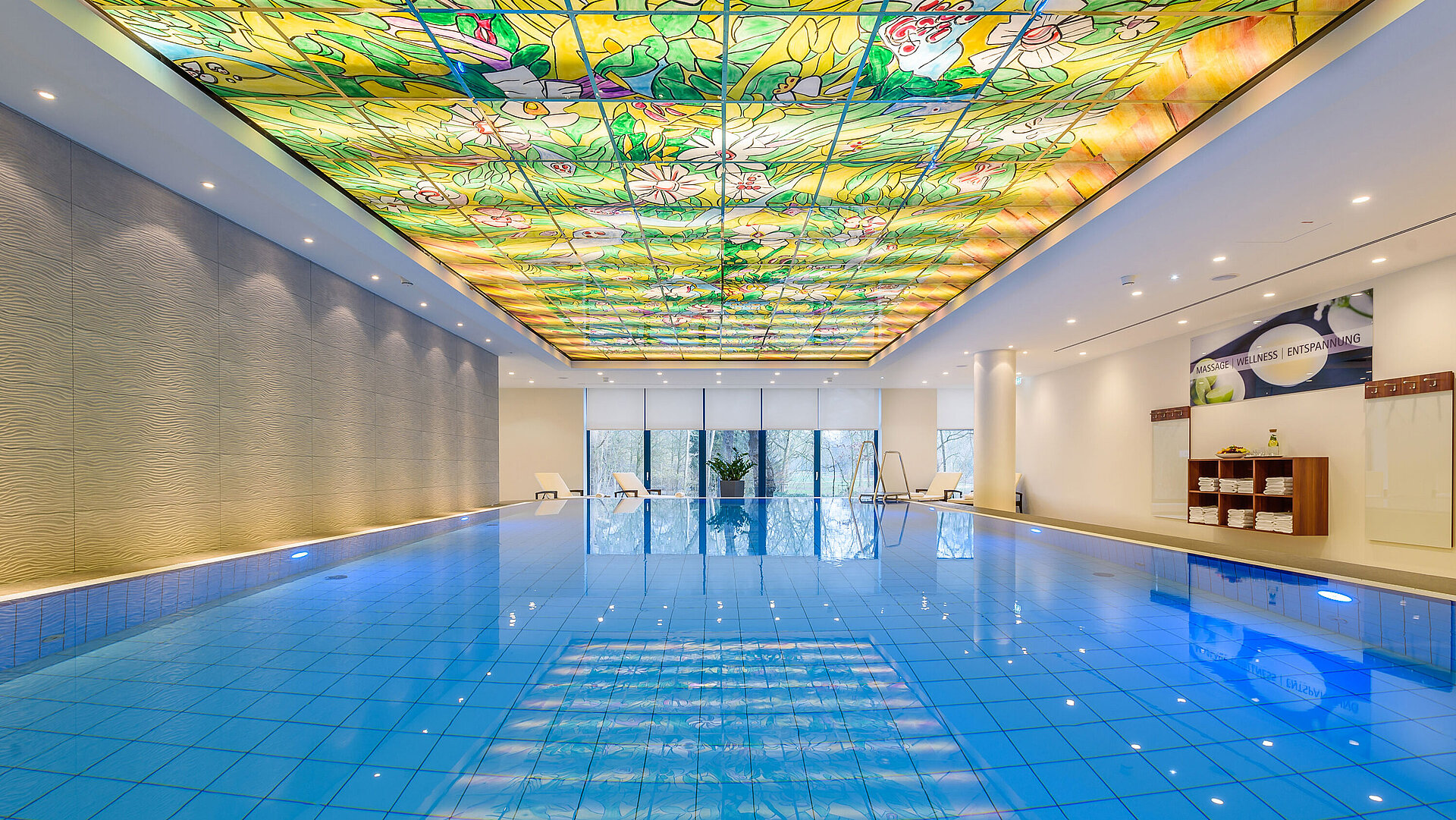 Eleganter Poolbereich im Maritim Hotel Bremen mit buntem Glasdach und moderner Beleuchtung,ideal für Wellness und Entspannung