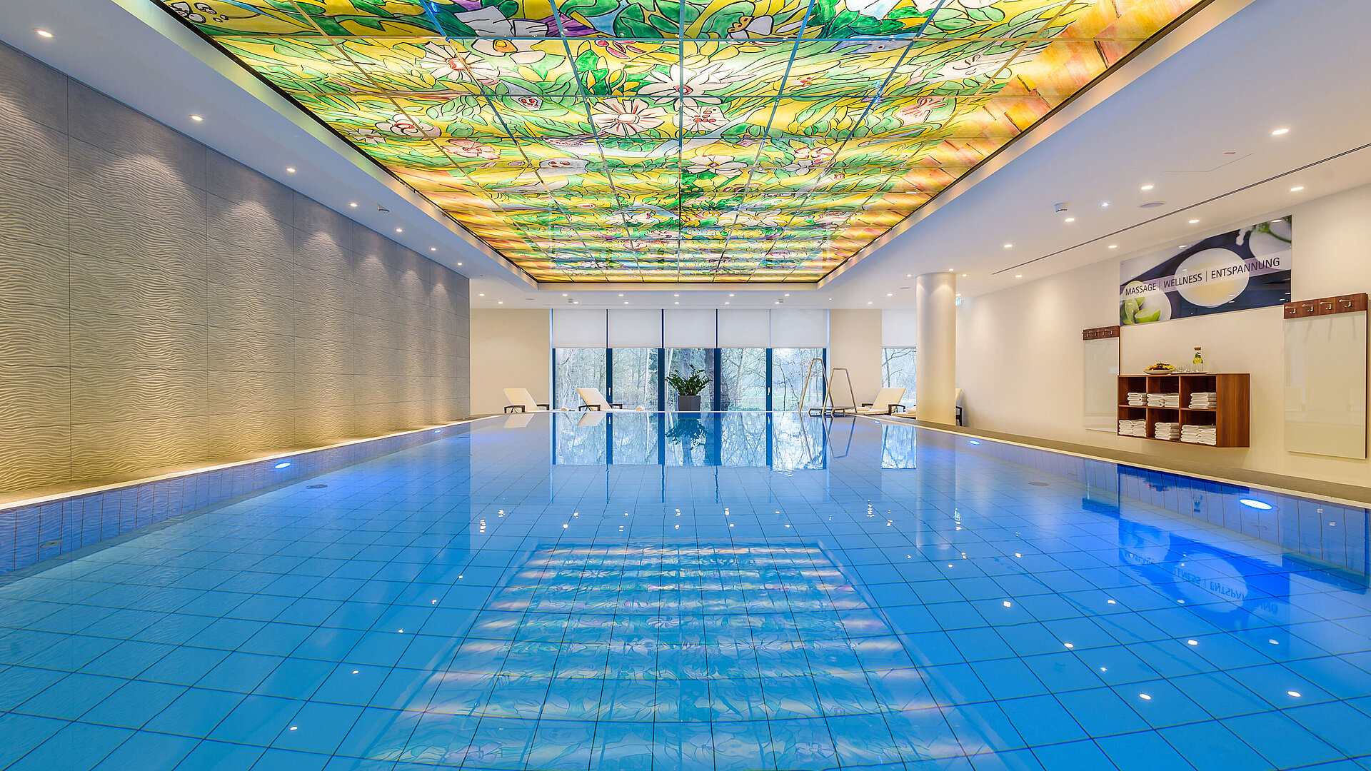 Schwimmbad Eleganter Poolbereich im Maritim Hotel Bremen mit buntem Glasdach und moderner Beleuchtung,ideal für Wellness und Entspannung