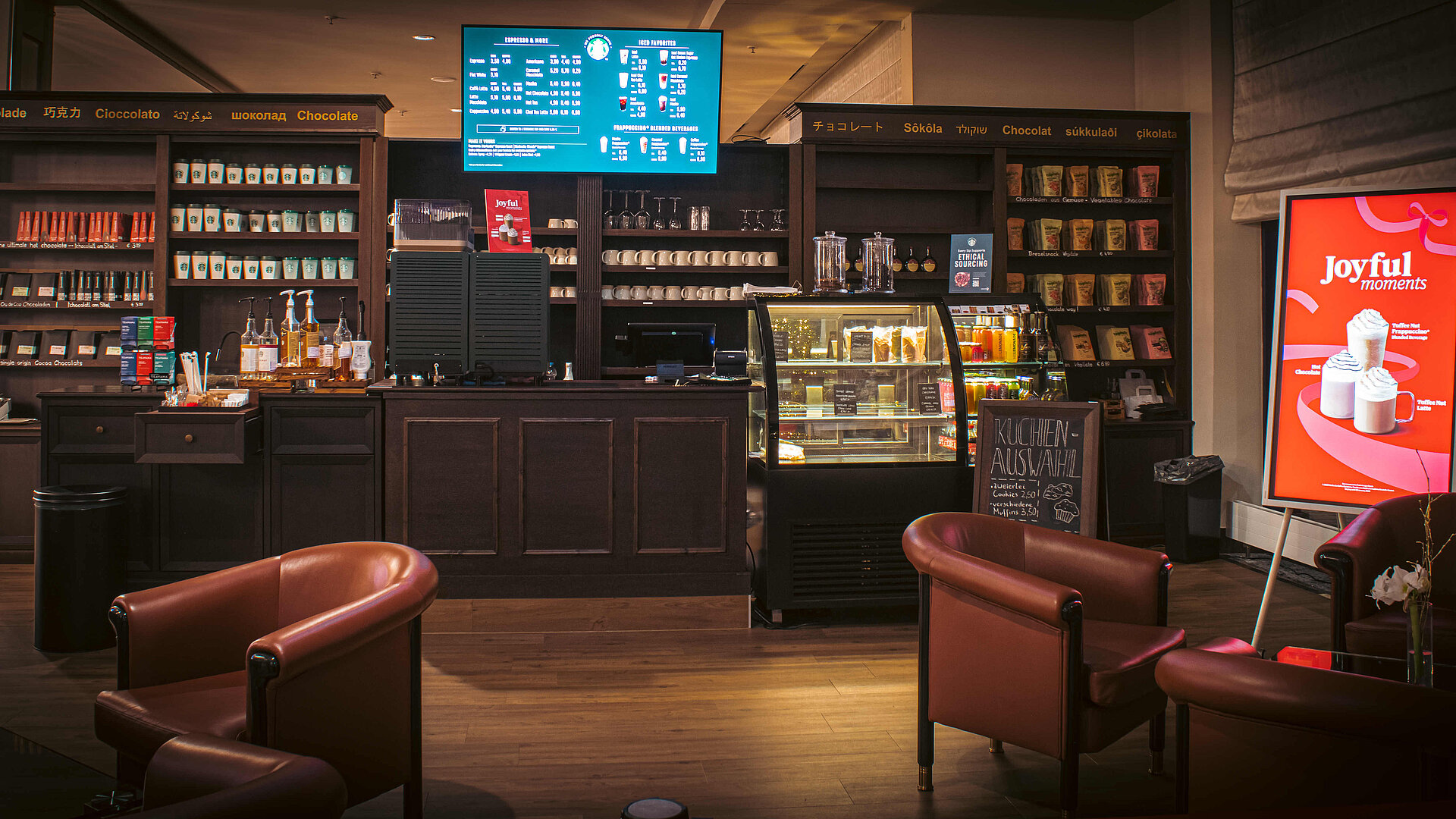 Café (proudly serves Sturbucks) Café im Maritim Hotel Bonn mit Starbucks-Kaffee, Snacktheke, Kuchenvitrine und gemütlichen Sitzgelegenheiten im modernen Ambiente
