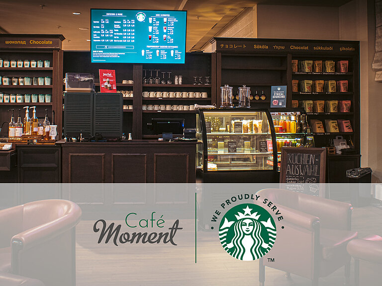 Café (proudly serves Sturbucks) Café im Maritim Hotel Bonn mit Starbucks-Kaffee, Snacktheke, Kuchenvitrine und gemütlichen Sitzgelegenheiten im modernen Ambiente