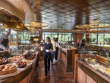Reichhaltiges Frühstücksbuffet im Maritim Hotel Hannover mit frischen Backwaren und warmen Speisen.