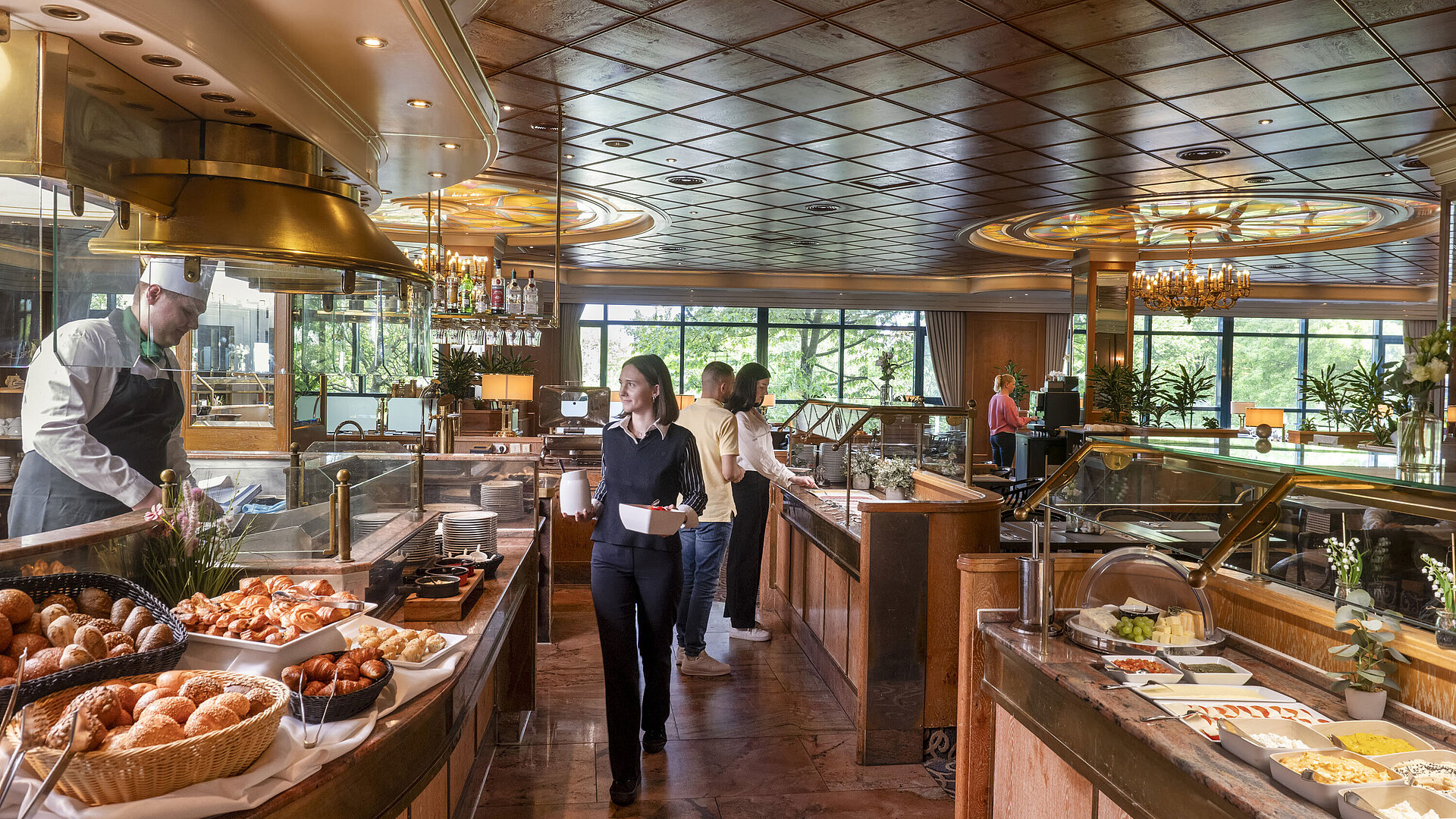 Restaurant "Rôtisserie" Reichhaltiges Frühstücksbuffet im Maritim Hotel Hannover mit frischen Backwaren und warmen Speisen.