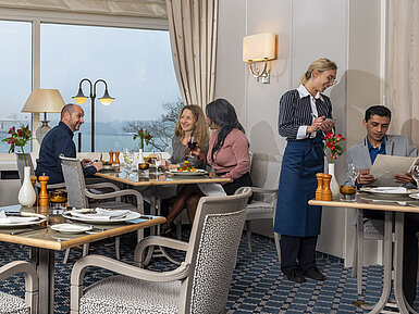 Restaurant Bellevue Das Restaurant Bellevue im Maritim Hotel Kiel, Gäste genießen Mahlzeiten mit Meerblick, freundlicher Service in stilvoller Umgebung.