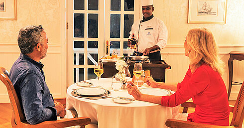 Dining Paar genießt exklusives Dinner mit Show-Cooking direkt am Tisch