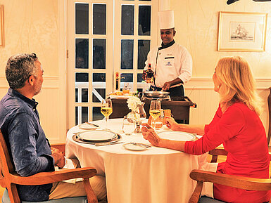 Dining Paar genießt exklusives Dinner mit Show-Cooking direkt am Tisch