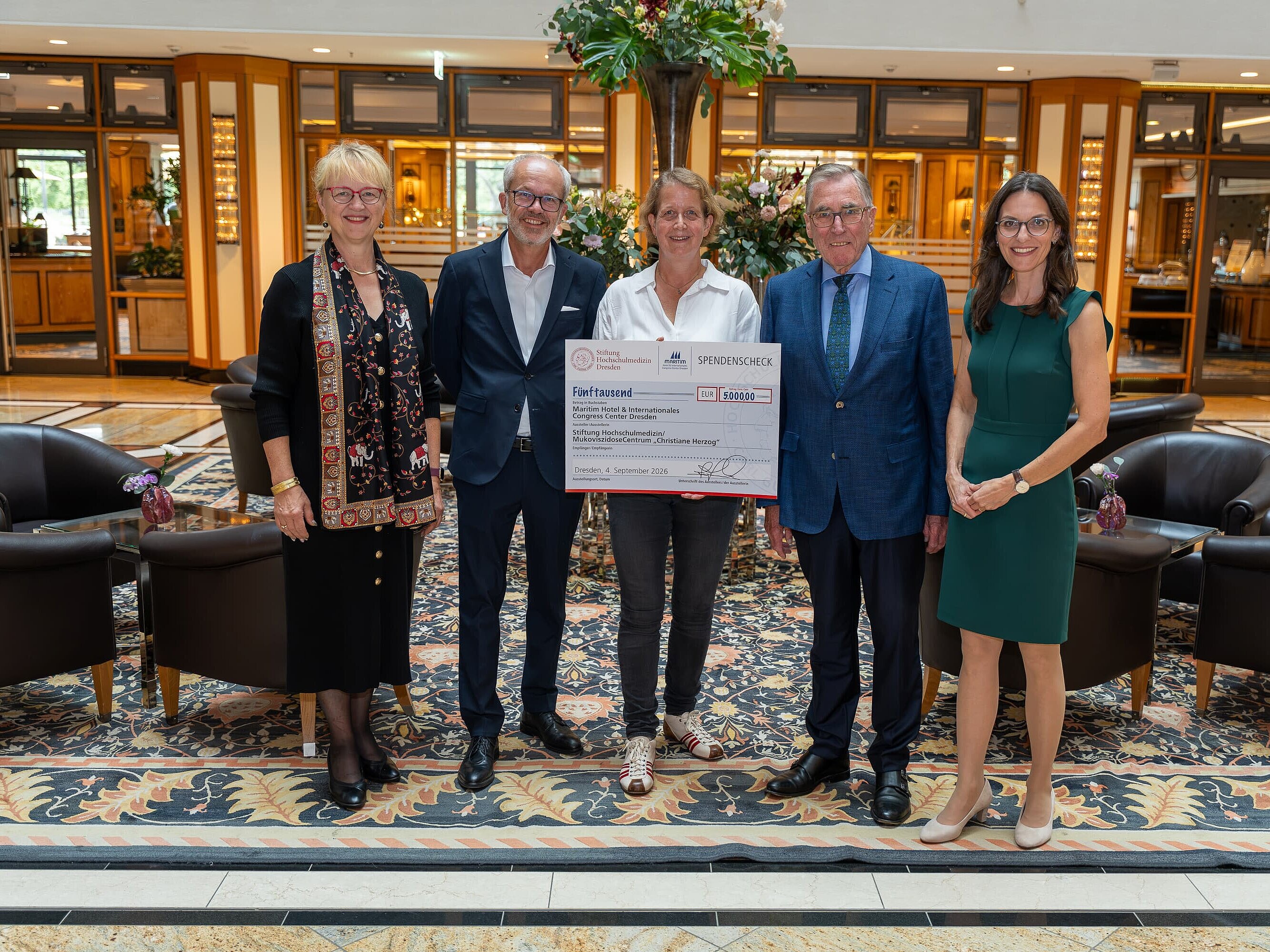 ProTomorrow Scheckübergabe an die Stiftung zur Förderung der Hochschulmedizin Dresden mit Vertreterinnen und Vertretern beider Organisationen