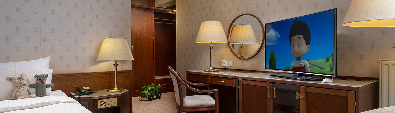 Kinderfreundliches Zimmer mit Kuscheltieren, TV mit Zeichentrickfilm und Spielzeug im Maritim Hotel Bad Wildungen