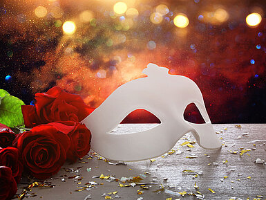 © tomertu - AdobeStock.com Weiße Maske und rote Rose als Motiv des Musicals Das Phantom der Oper