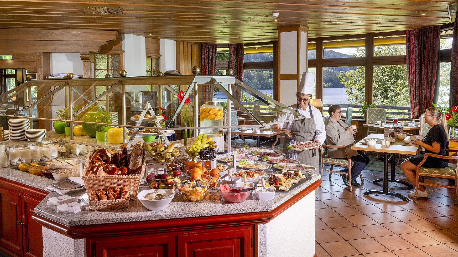 Großzügiges Frühstücksbuffet mit Seeblick im Maritim Hotel Titisee