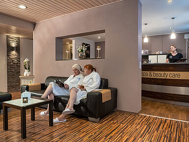 Gäste entspannen im Lounge-Bereich des Spa im Maritim Hotel.