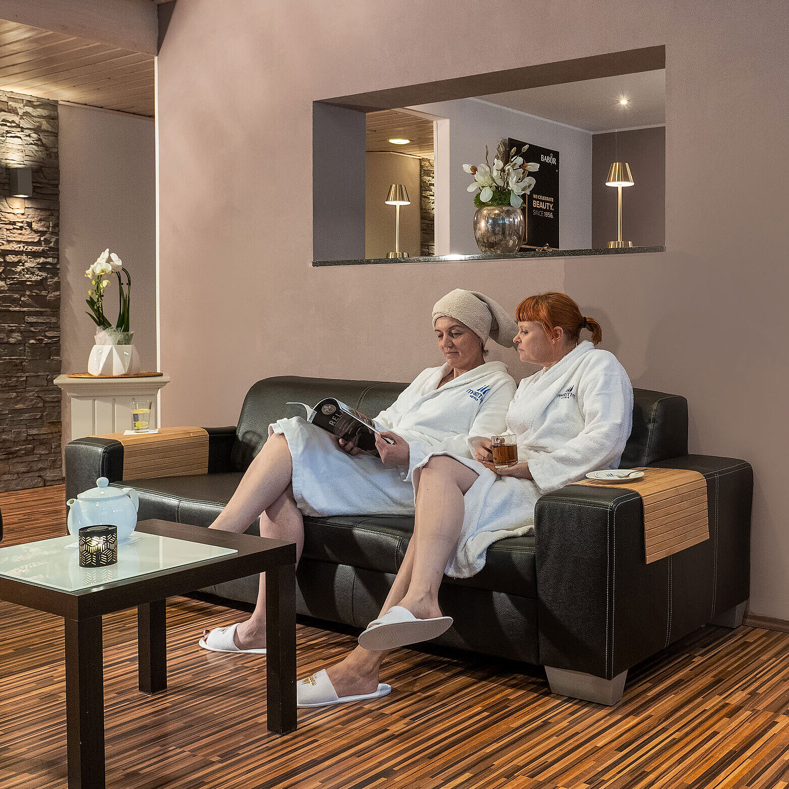 Empfangsbereich Spa Gäste entspannen im Lounge-Bereich des Spa im Maritim Hotel.