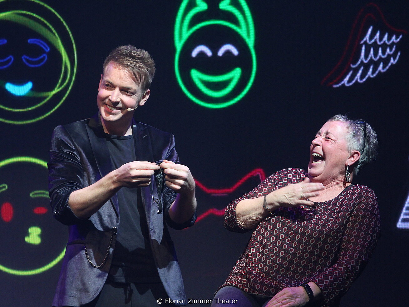 Magier Florian Zimmer auf der Bühne im Theater Ulm während einer Show mit Lichteffekten.