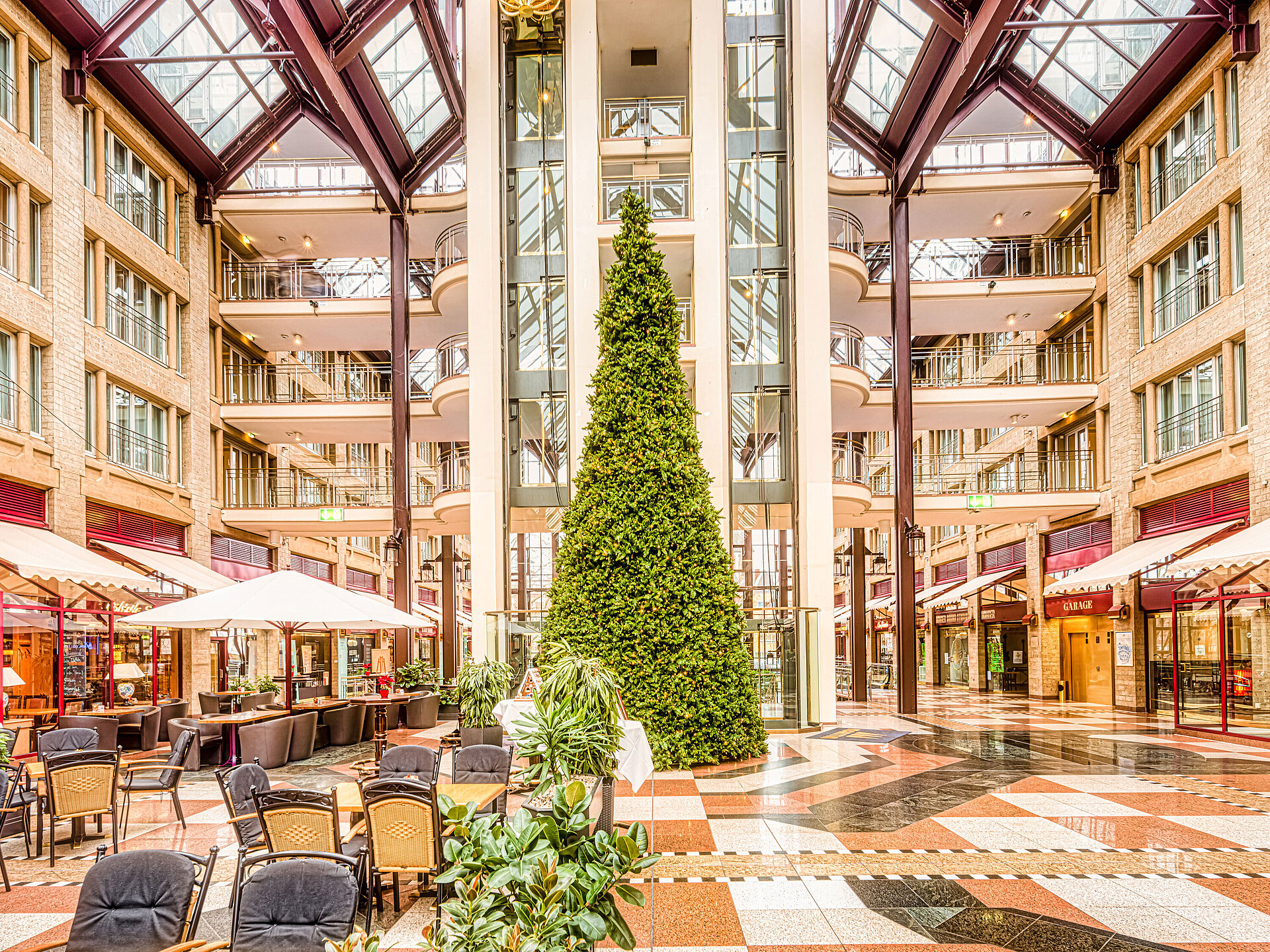 Lobby mit Weihnachtsbaum Die Lobby des Maritim Hotels Köln mit einem großen,dekorativen Baum in der Mitte und Glasdach,das viel Tageslicht hereinlässt