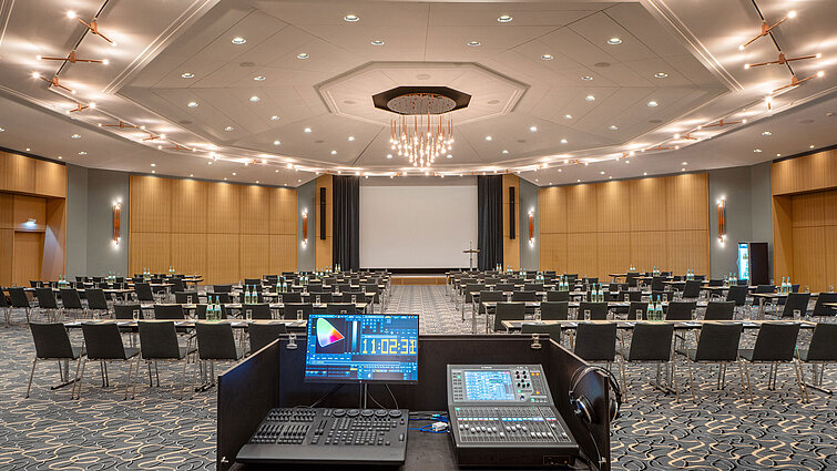 Saal Barbarossa im Maritim Hotel Würzburg mit Reihenbestuhlung und moderner Veranstaltungstechnik