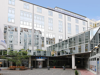 Moderne Fassade mit Glasdetails und Innenhof des Maritim Hotel München