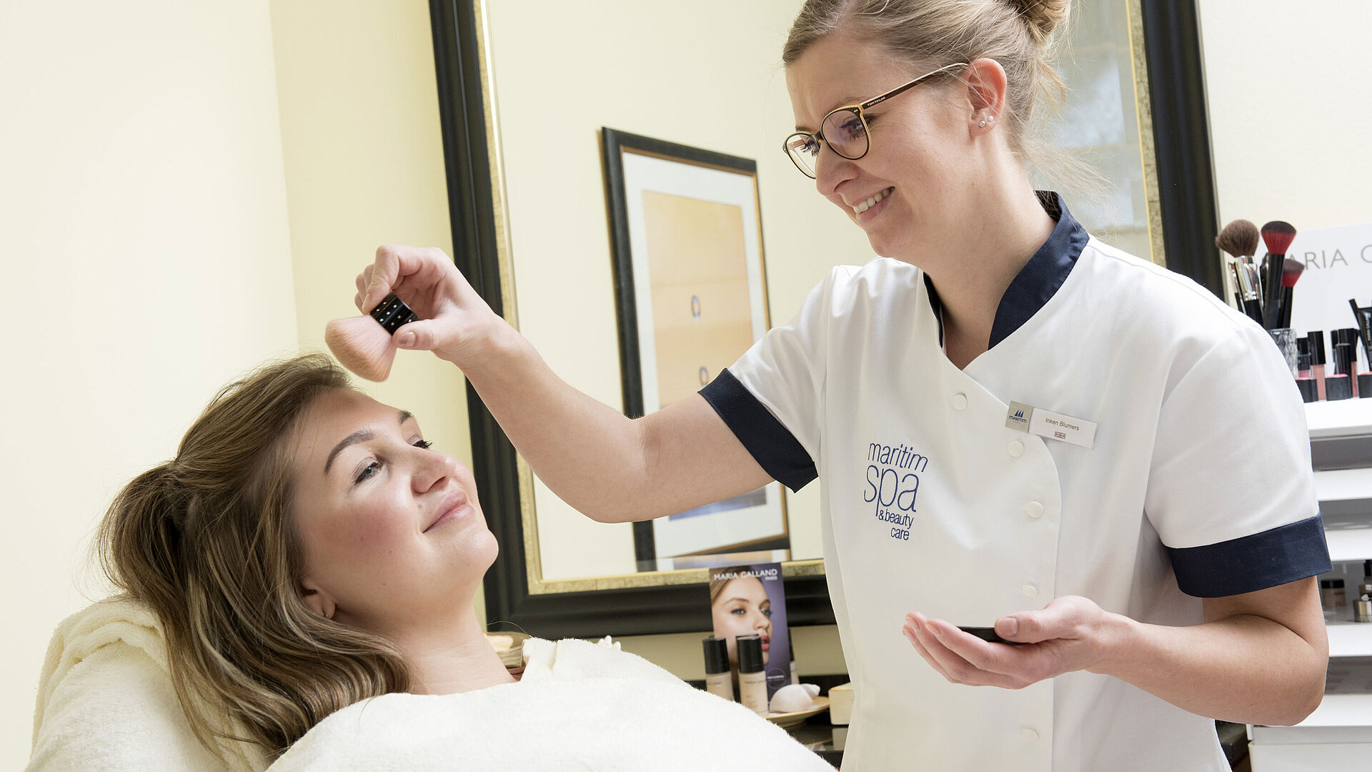 Gesichtsbehandlung  Kosmetikerin trägt Puder bei einer Schönheitsbehandlung im Spa-Bereich des Maritim Seehotel Timmendorfer Strand auf.