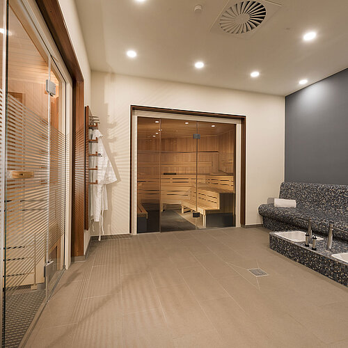 Entspannender Sauna-Bereich im Maritim Hotel Bonn mit moderner Sitzgelegenheit und Kneipp-Becken für Erholung und Wellness.