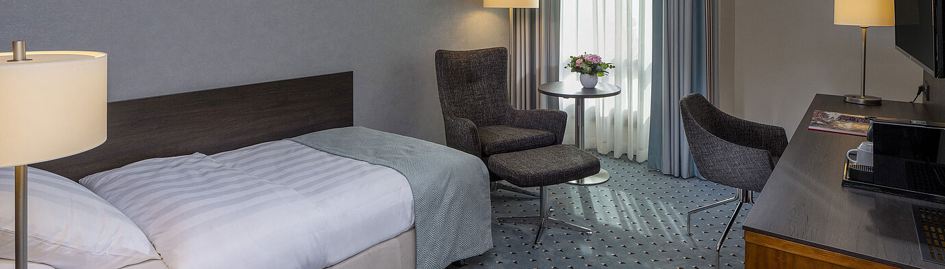 Superior Zimmer Komfortables Superior Einzelzimmer im Maritim Hotel Bremen mit Schreibtisch, Sessel und moderner Einrichtung.