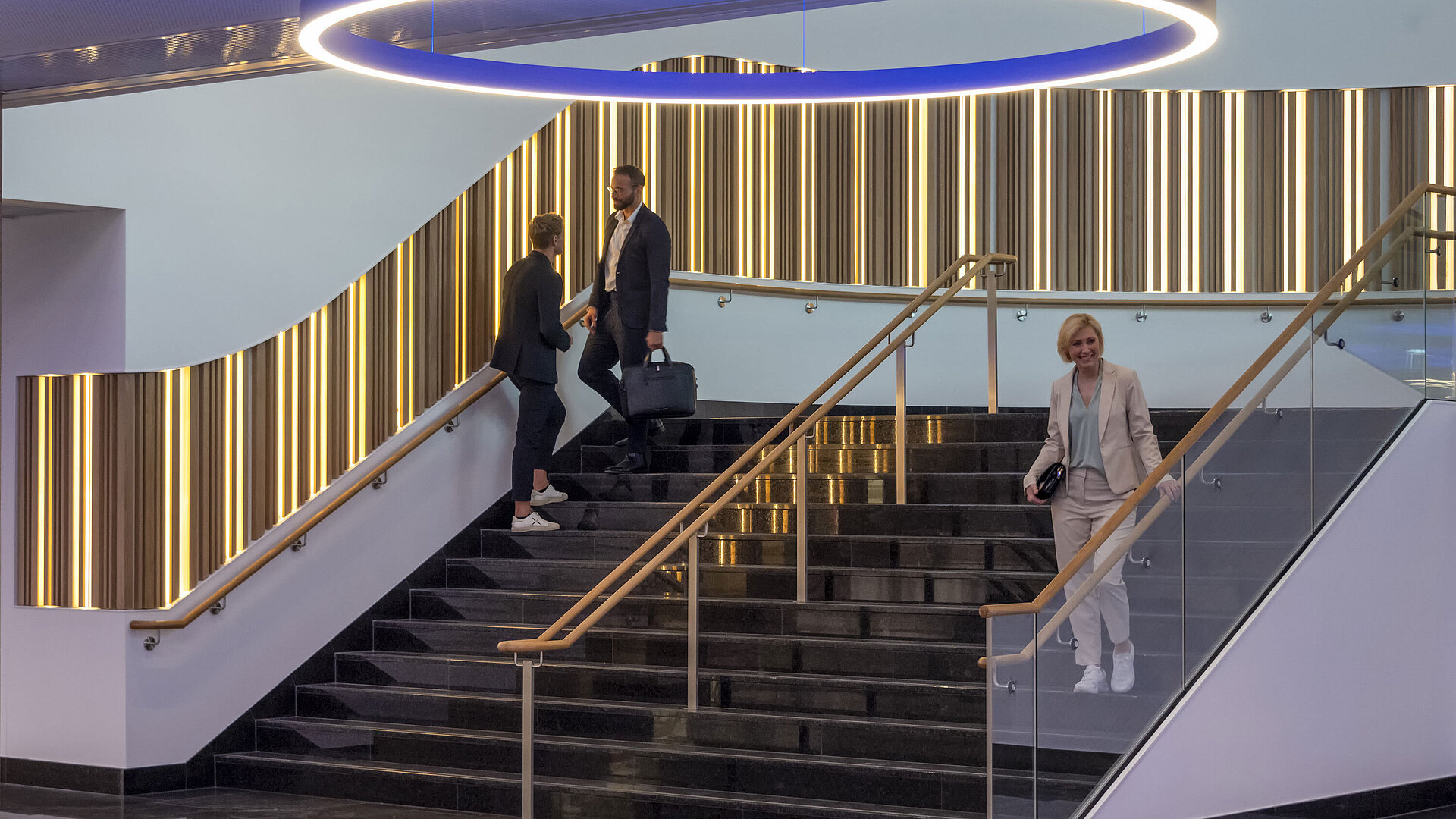 Tagungslobby Elegante Treppe und modernes Design im Eingangsbereich des Maritim Hotels Ingolstadt.