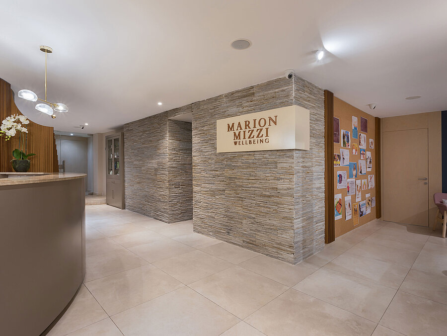 Moderner Spa-Empfang im Maritim Antonine Hotel & Spa Malta mit stilvollem Rezeptionsbereich und einladendem Wellnessambiente.