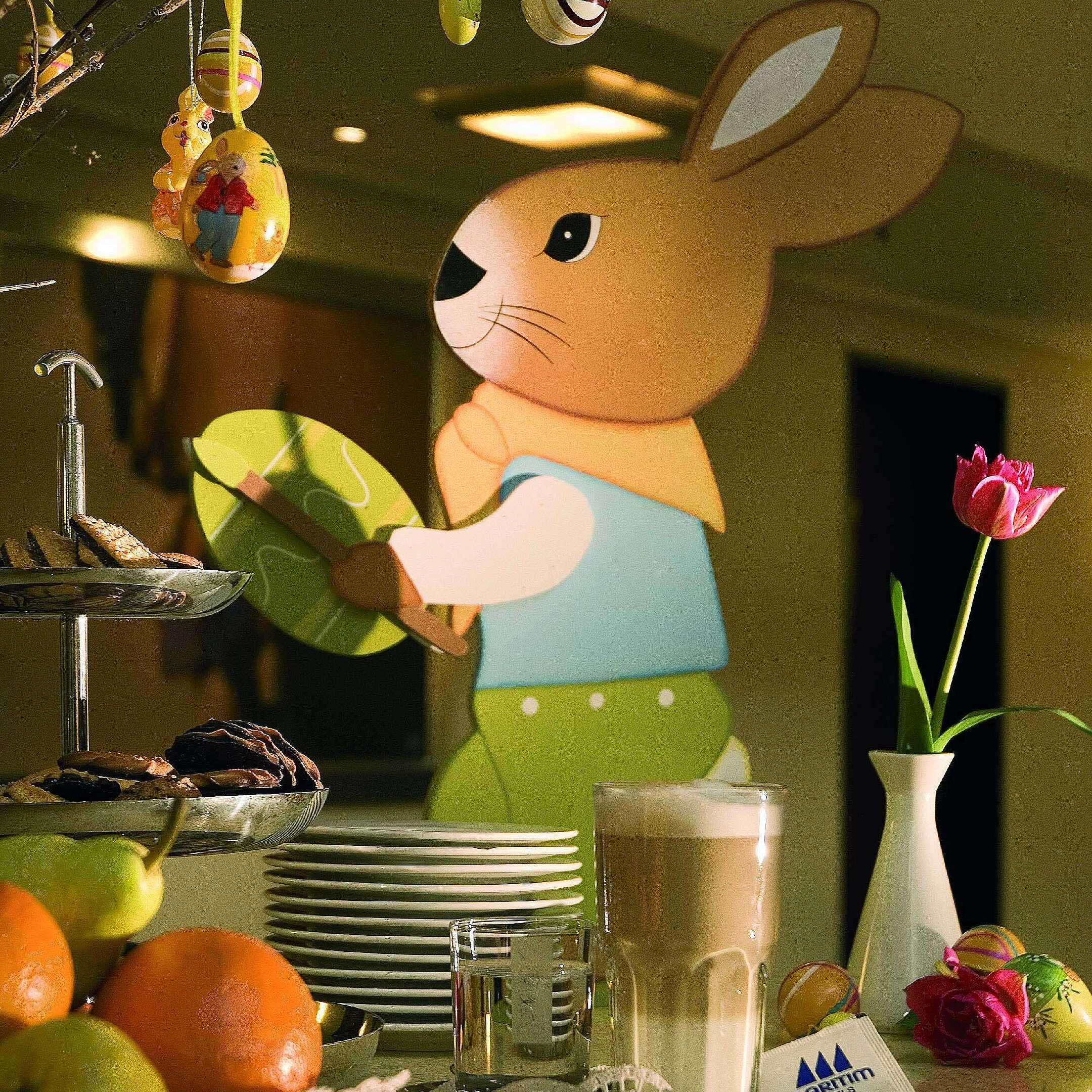 Festlich dekorierter Tisch mit Osterhasen, bunten Eiern und Latte Macchiato im Maritim Hotel Fulda.