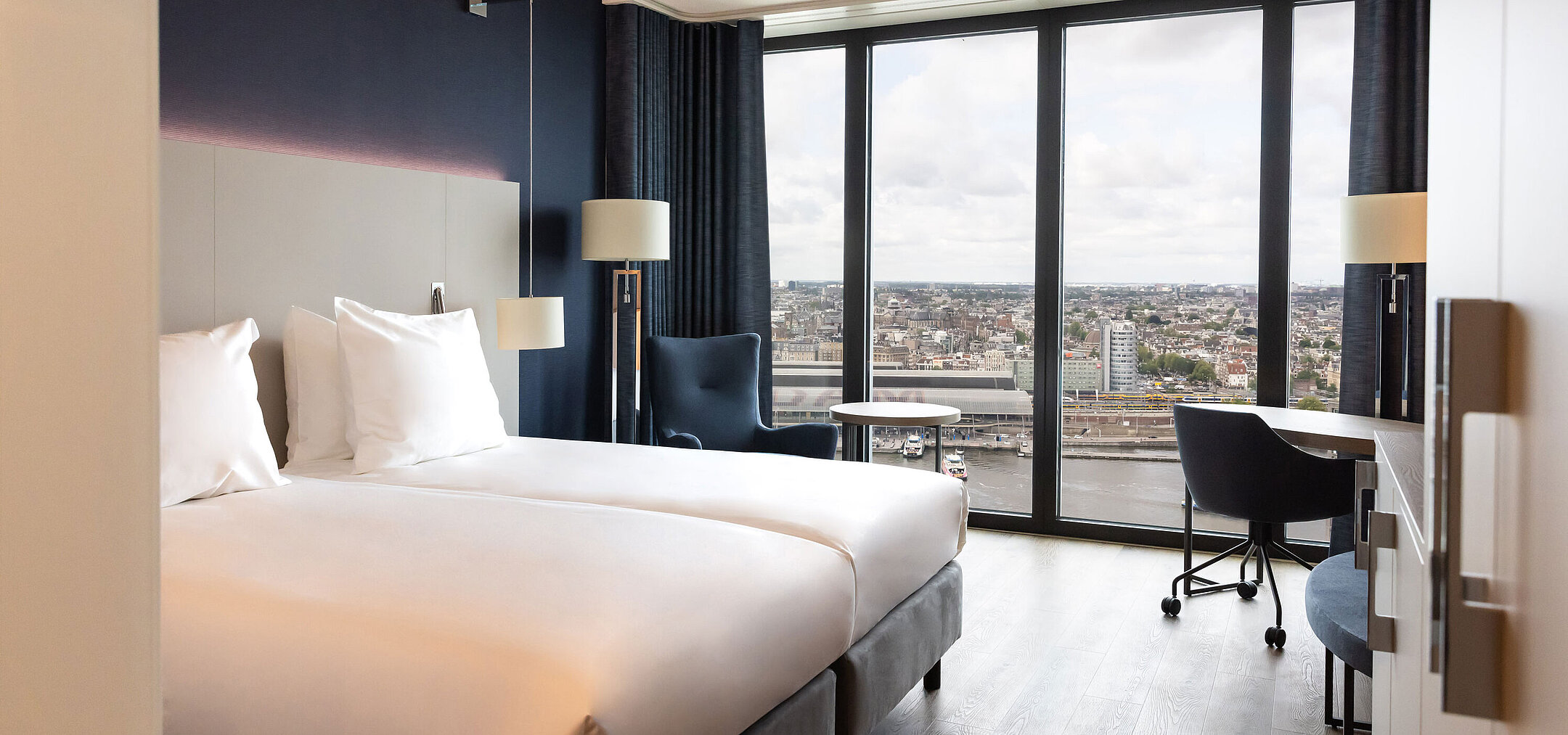 Doppelzimmer im Maritim Hotel Amsterdam mit großem Fenster und Panoramablick auf die Stadt