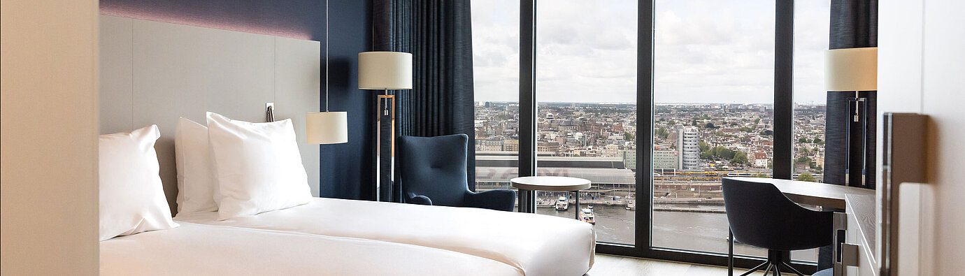 Doppelzimmer im Maritim Hotel Amsterdam mit großem Fenster und Panoramablick auf die Stadt