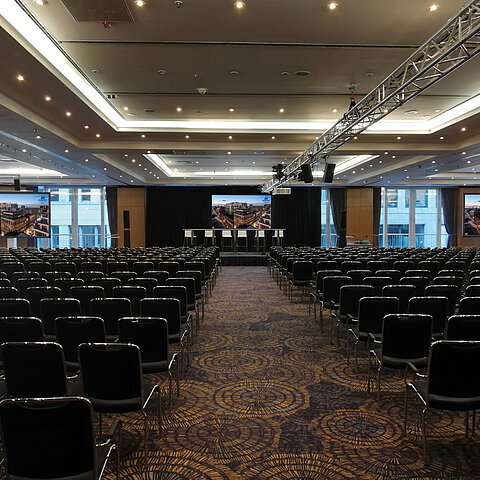 Großer Tagungsraum mit moderner Technik und Reihenbestuhlung im Maritim proArte, ideal für Konferenzen und Veranstaltungen.