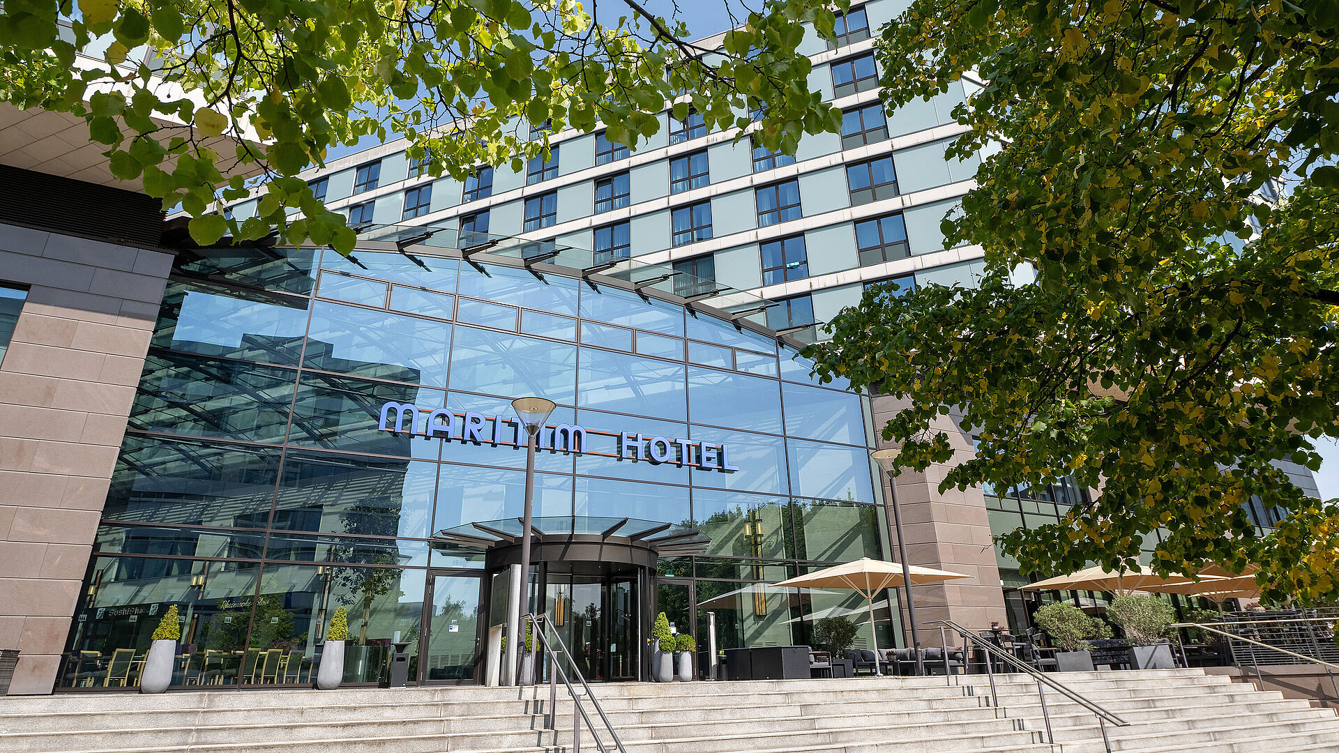 Haupteingang des Maritim Hotel Düsseldorf mit großer Glasfassade und Treppenaufgang