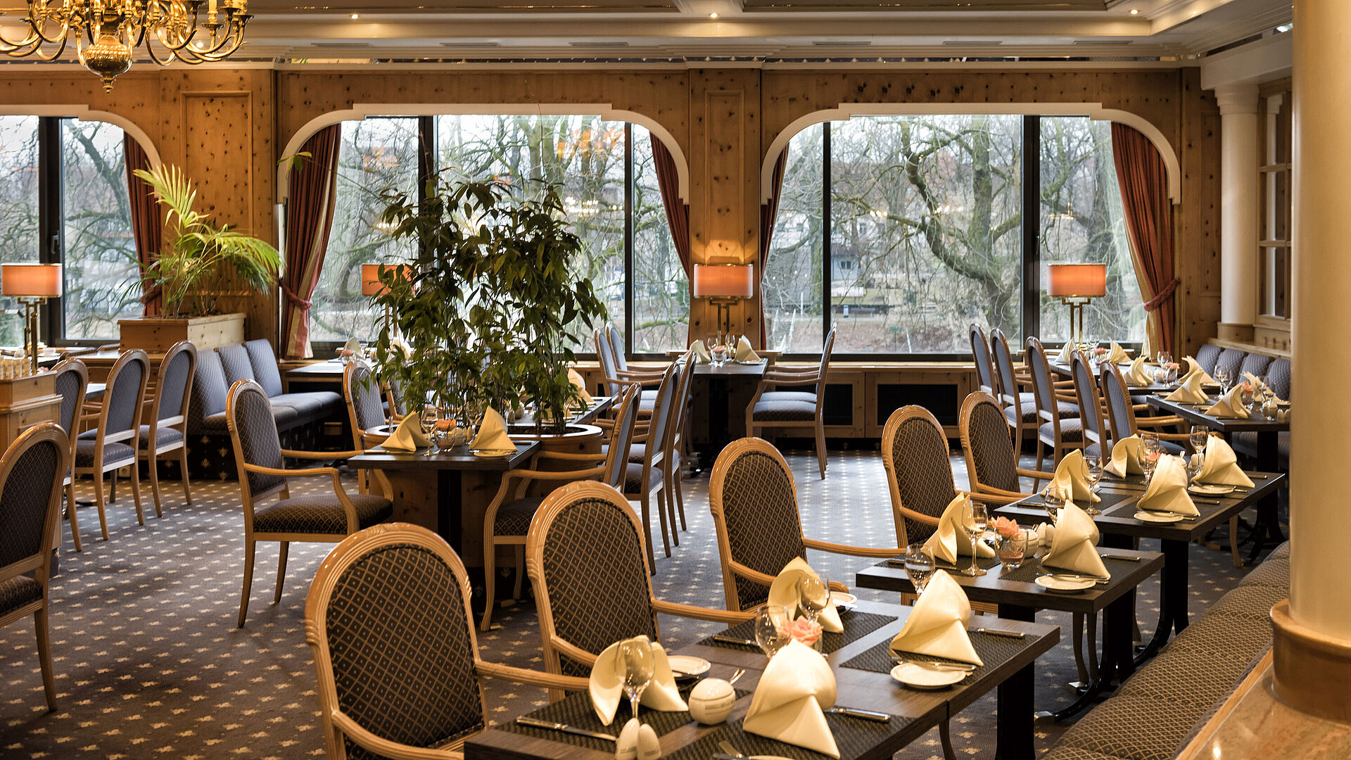 Restaurant mit Holzverkleidung und großen Fenstern im Landhausstil im Maritim Hotel Ulm