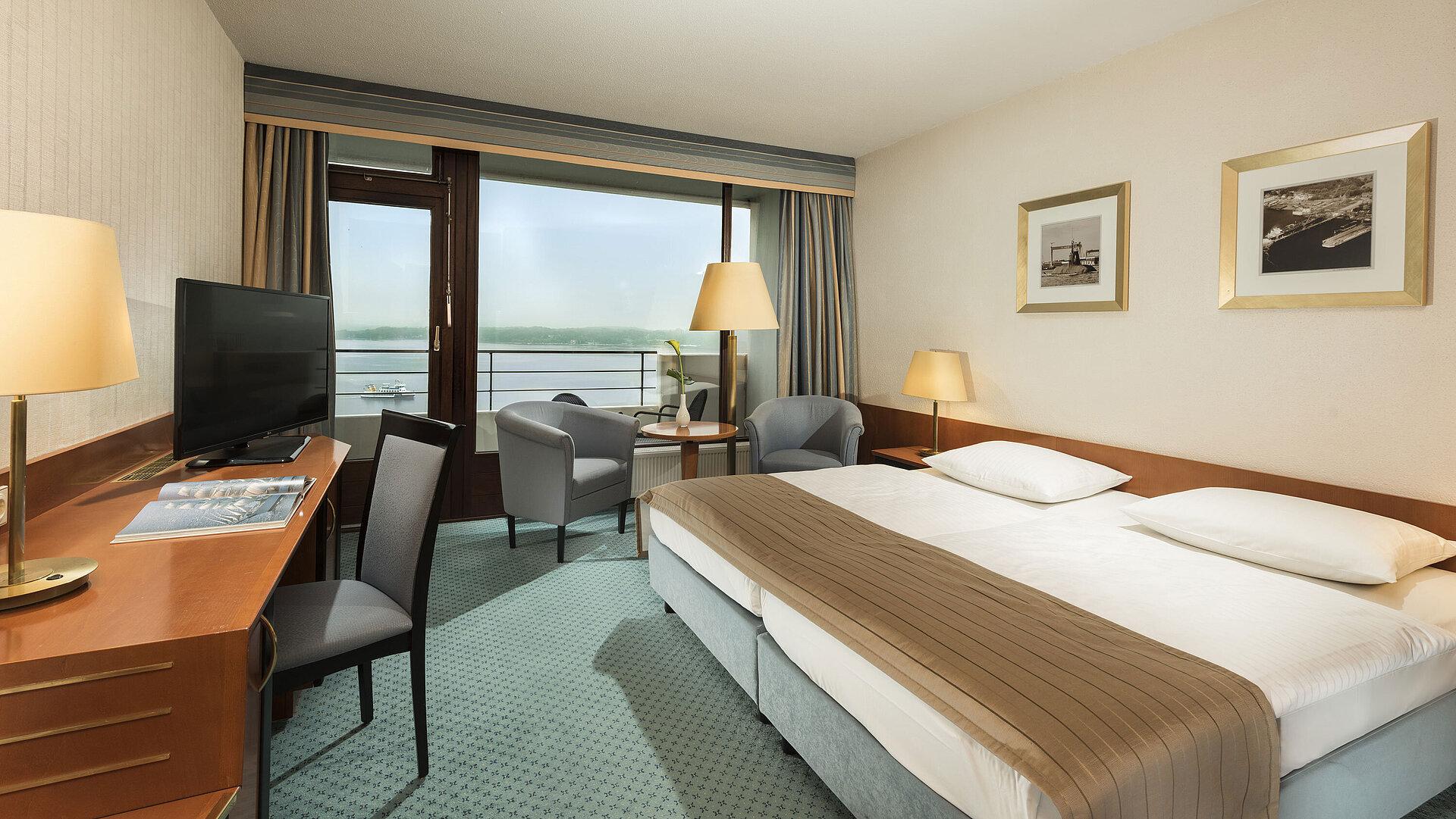 Superior Zimmer im Maritim Hotel Kiel mit Schreibtisch, Sitzbereich, großem Doppelbett und Balkon mit Blick auf die Förde.