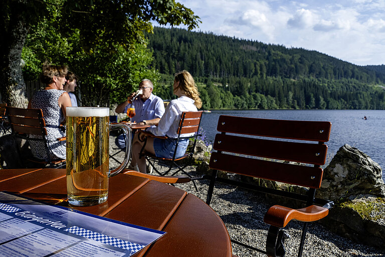 Frisches Bier auf dem Tisch im Biergarten des Maritim Hotel Titisee direkt am Seeufer
