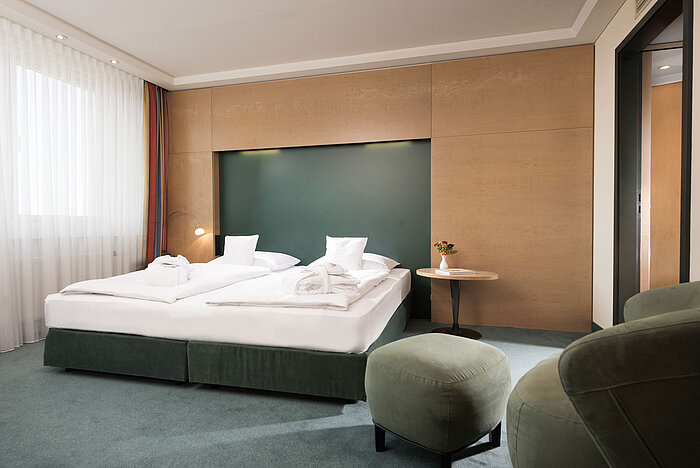 Schlafzimmer mit Doppelbett in der Junior Suite des Maritim proArte Hotel Berlin.