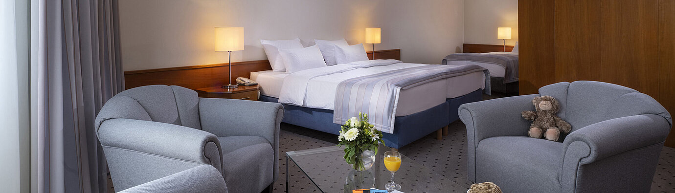 Superior Familienzimmer Familienzimmer im Maritim Hotel Hannover mit Doppelbett, Einzebett, Sitzecke und liebevollen Details.