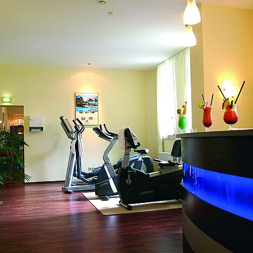 Heller Fitnessraum im Maritim Hotel Bad Wildungen mit Getränketheke und Cardio-Geräten