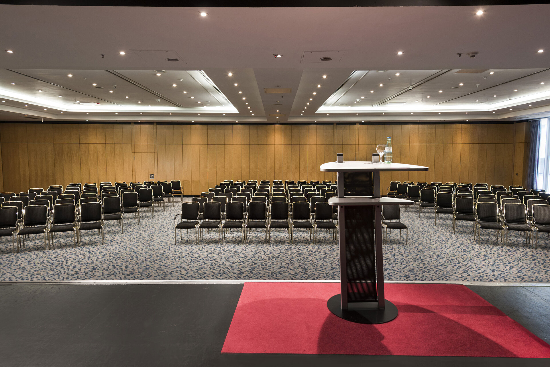 Saal 1 C | Maritim proArte Hotel Berlin Großer Konferenzsaal im Maritim proArte Hotel Berlin, bestuhlt für Präsentationen und Veranstaltungen.